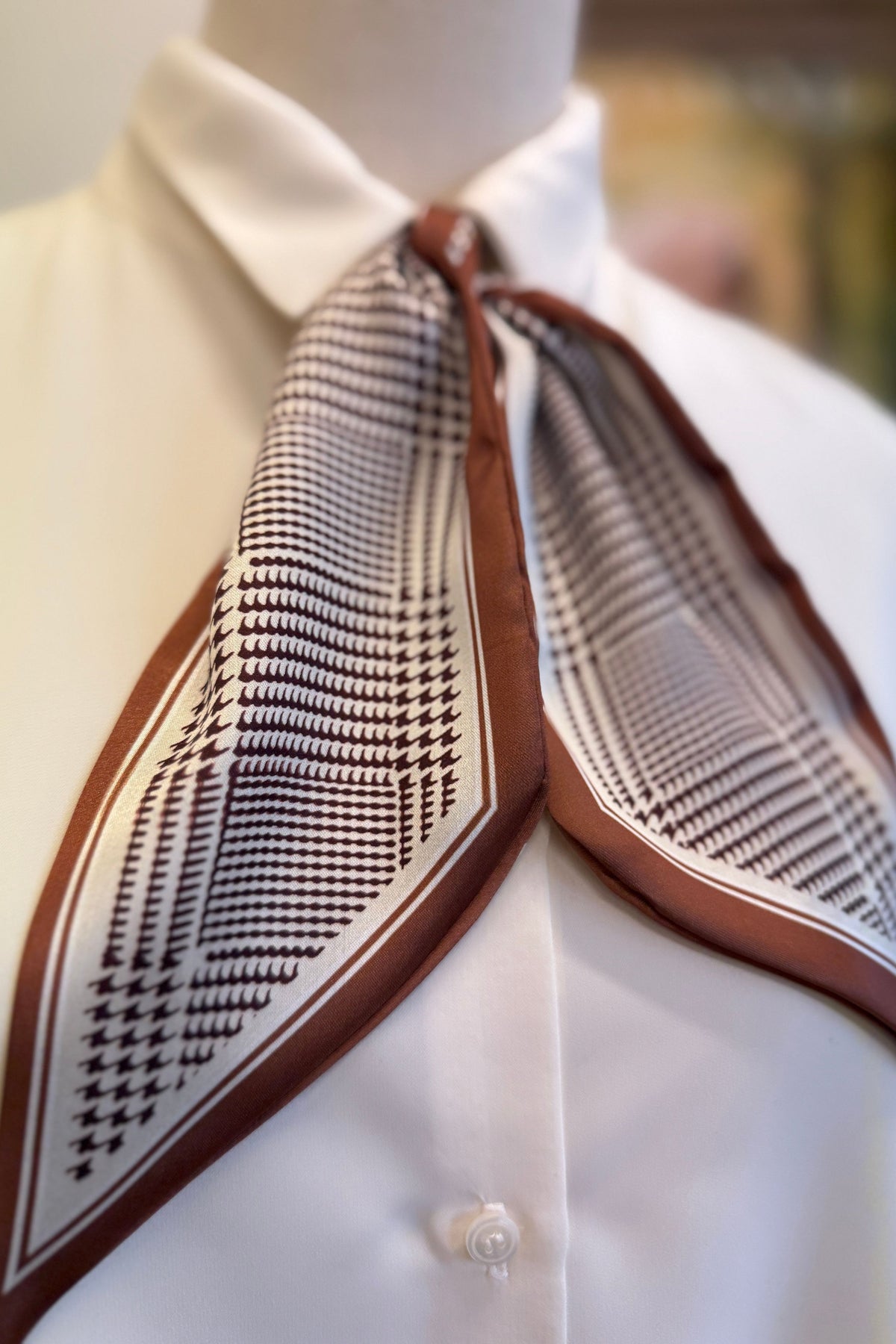 cravate foulard pied de poule marron à nouer en satin doux doux et fluide polyester