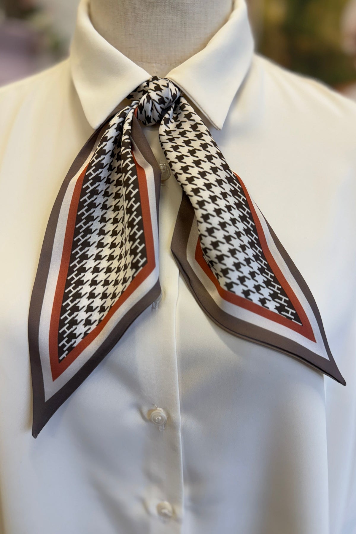 cravate foulard pied de poule orange marron à nouer en satin doux doux et fluide polyester