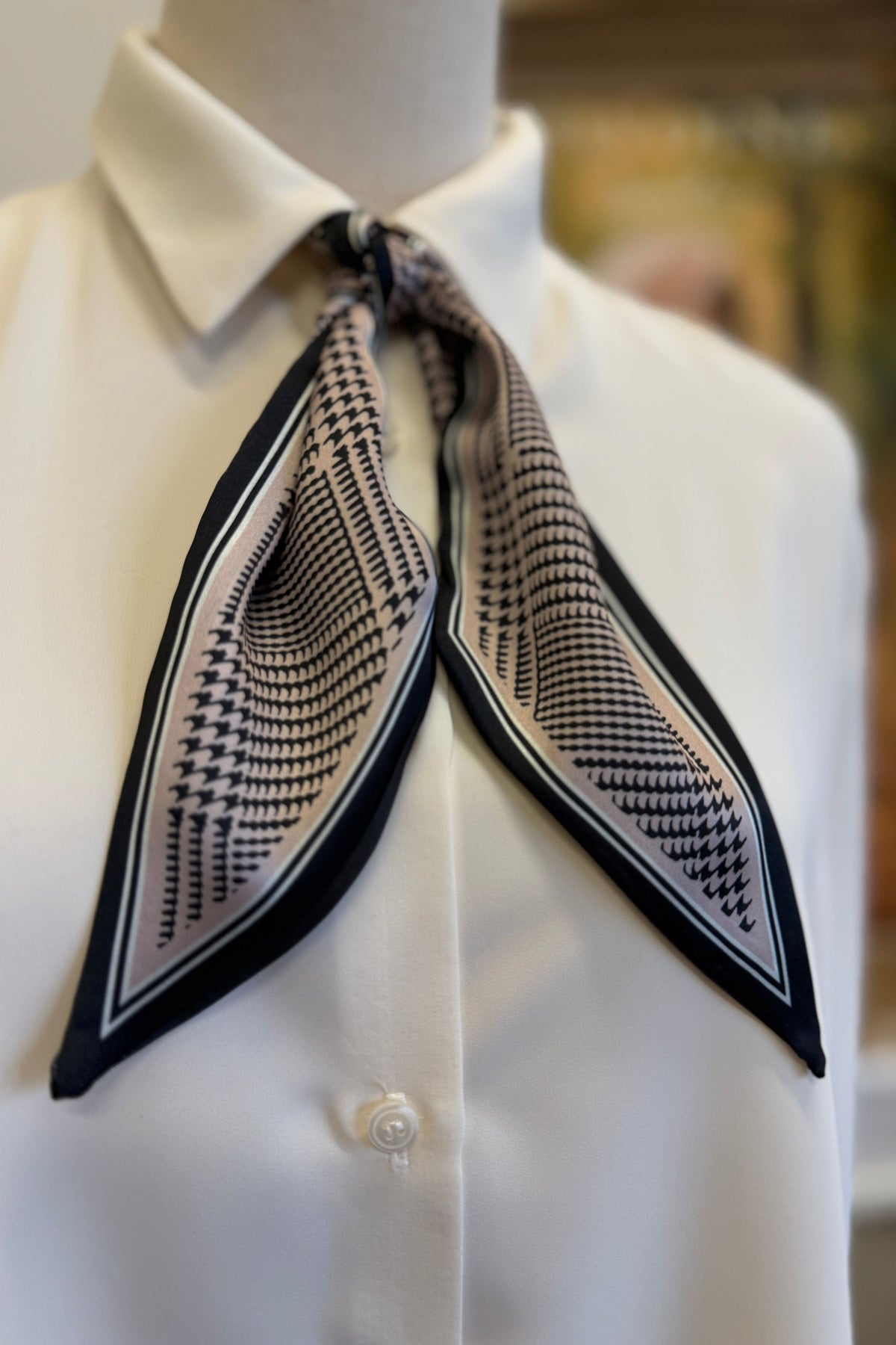 cravate foulard pied de poule noir rose à nouer en satin doux doux et fluide polyester