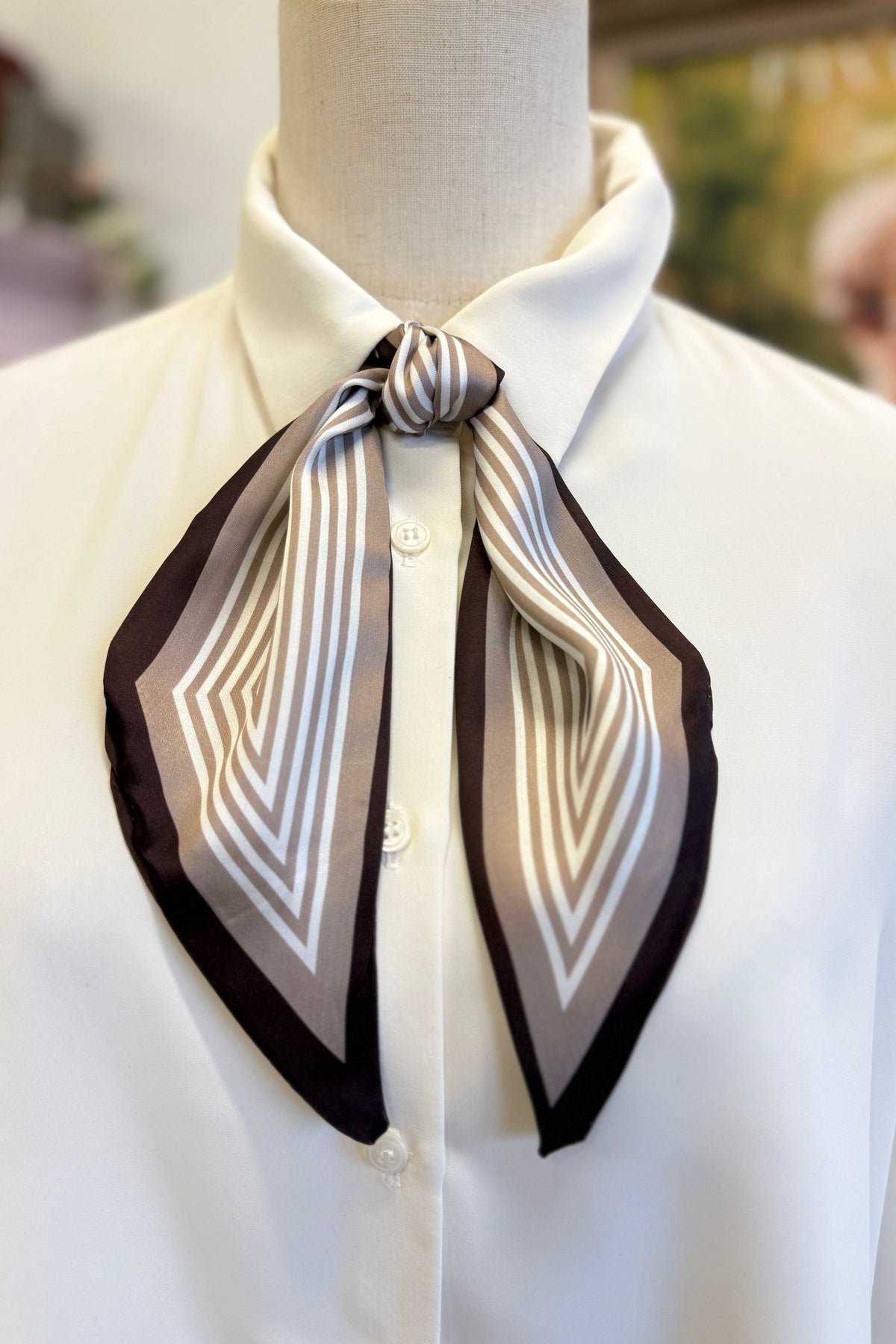 cravate foulard rayures marron à nouer en satin doux doux et fluide polyester 