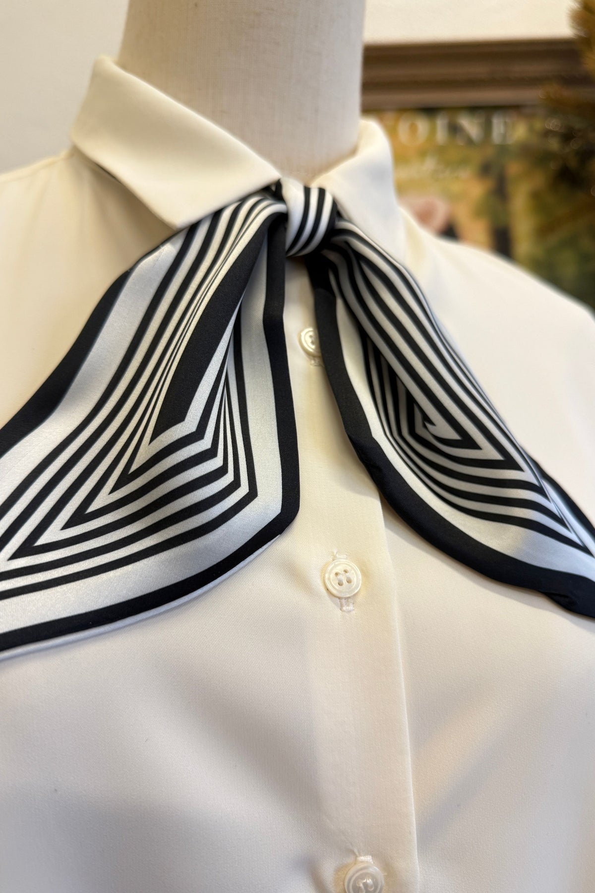 cravate foulard rayures noir blanc à nouer en satin doux doux et fluide polyester 